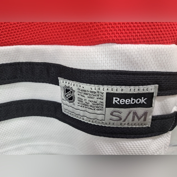 Reebok Chicago Blackhawks NHL Hockey Sweater Stitched Patch Boys Small/Medium - Picture 4 of 12